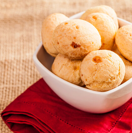 Tigela quadrada com pães de queijo