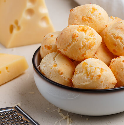 Tigela redonda com pães de queijo pão de queijo